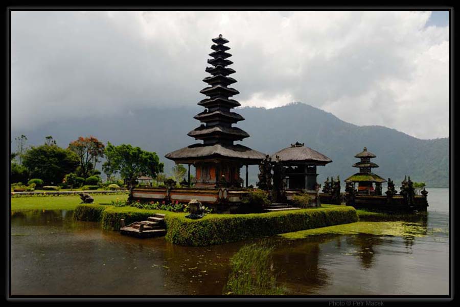 Jezerní chrám Pura Ulun Danu Bratan v horské oblasti Bedugul Indonesie.