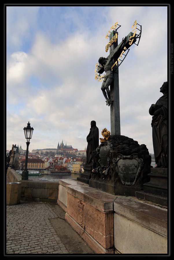 Socha ukřižovaného Ježíše Krista na Karlově mostě v Praze.