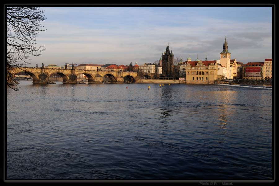 Karlův most a Novotného lávka v Praze